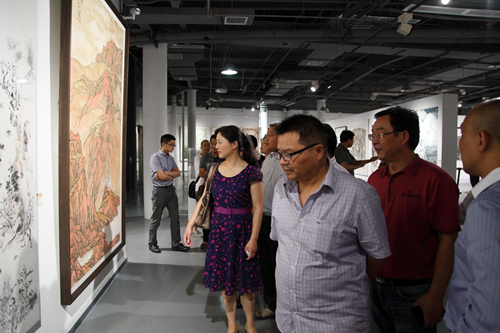 聚焦巴蜀神韻 省文聯文藝創作研討會代表參觀2014四川美術作品展